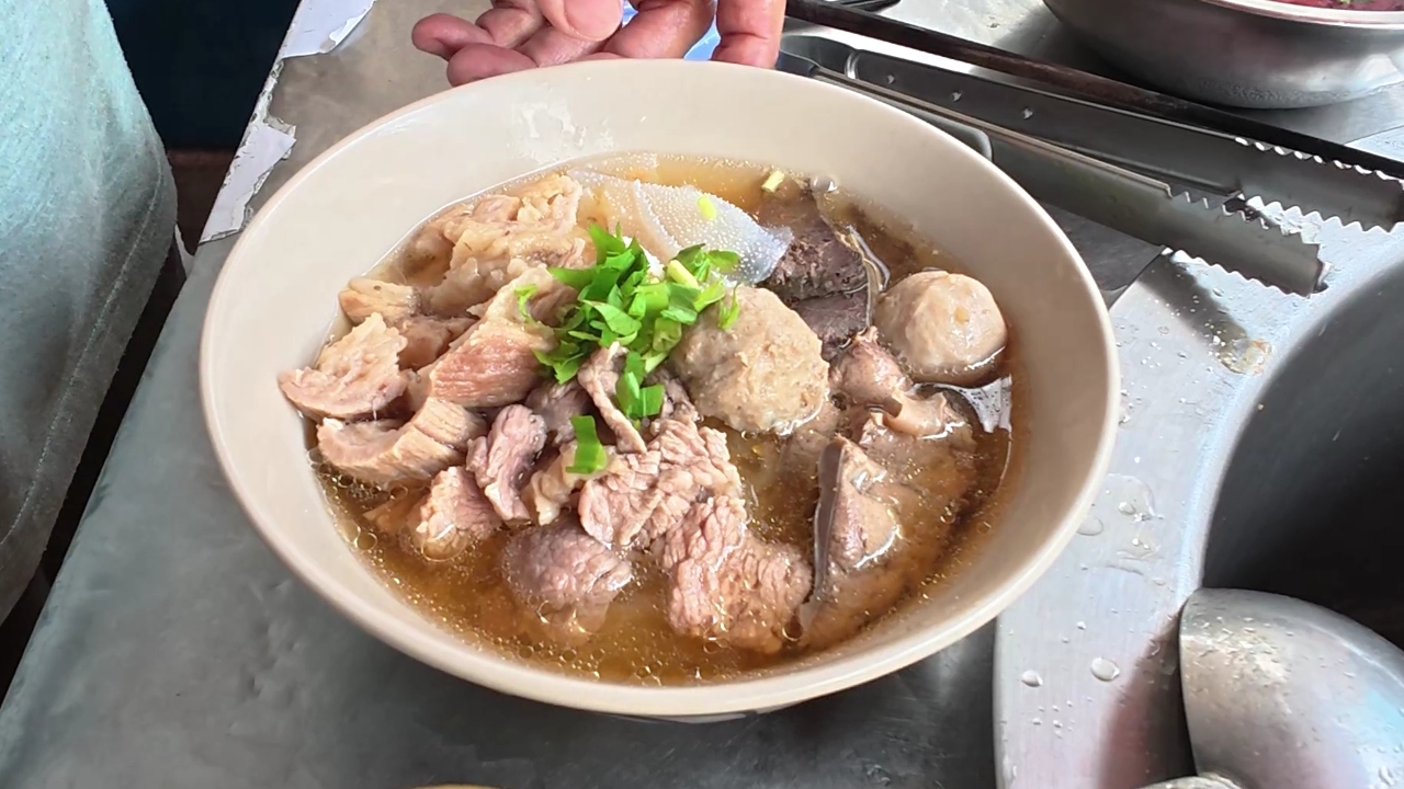 ชี้เป้าของอร่อยแปดริ้ว “ก๋วยเตี๋ยวเนื้อร่ำรวย” ทีเด็ดที่น้ำซุป กะเพราสุดแซ่บ มรดกความอร่อย 30 ปี - Thairath.co.th